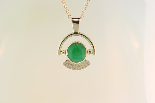 Jadeite set in yellow gold pendant